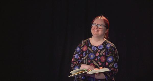 Bild 1 von 14: Ruth Oberhuber ist Künstlerin und arbeitet in einem Buchgeschäft der Diakonie. Als Dichterin hat sie schon einige Preise gewonnen. Mit wachem Blick auf die Welt versucht sie, tiefere Dimensionen - auch religiöse - ins Wort zu bringen. In \