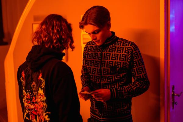 Bild 1 von 4: Auf einer Hausparty kauft Leon Birkner (Aurel Klug, r.) Gras von einem Freund (Komparse, l.), woraufhin er in einen heftigen Streit mit seiner Freundin Mathilde gerät. Am nächsten Tag wird sie tot in ihrem Zimmer aufgefunden.
