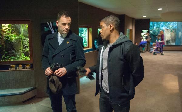 Bild 1 von 11: Müssen einen Diebstahl in einem Zoo aufklären: Holmes (Jonny Lee Miller, l.) und Bell (Jon Michael Hill, r.) ...