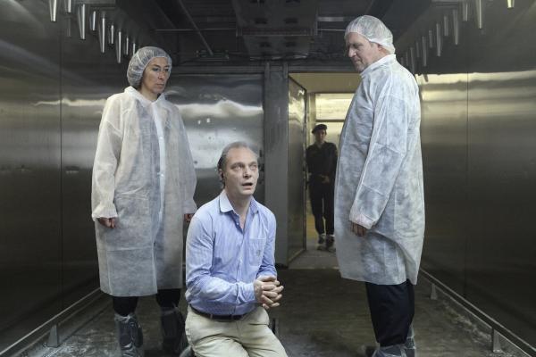 Bild 1 von 3: Moritz Eisner (Harald Krassnitzer, r.) und Bibi Fellner (Adele Neuhauser) finden den steif gefrorenen Fleischgroßhändler Müller (Martin Brambach) in einer seiner Gefrierkammern.