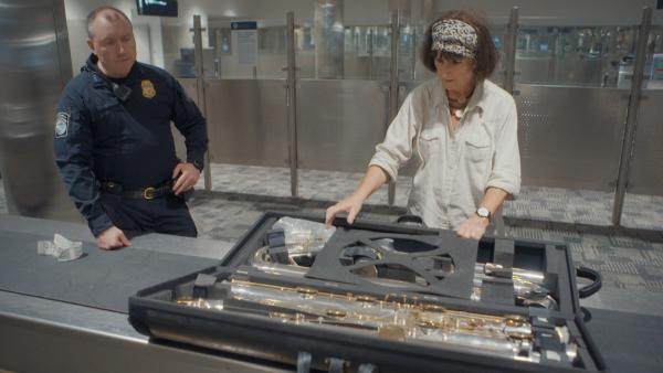 Bild 1 von 3: Am Flughafen von Detroit kontrolliert ein Mitarbeiter die riesige Kontrabassflöte, mit der eine Flötenbauerin auf einer Messe in Texas die Fachwelt beeindrucken will.