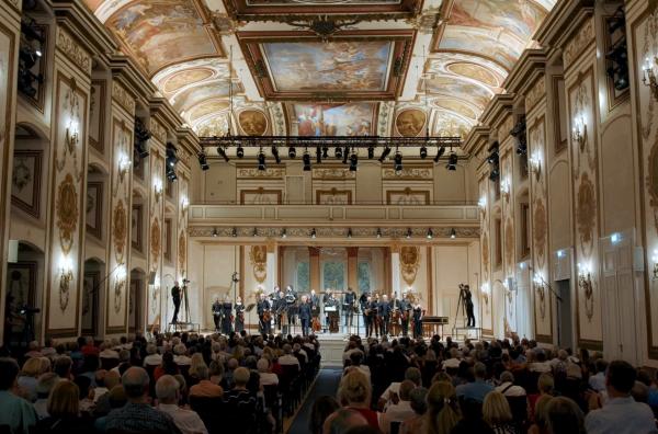 Bild 1 von 4: Mehr als 260 Jahre nach seiner Uraufführung wird der prunkvolle Haydnsaal von Schloss Esterházy erneut zur Kulisse des Tageszeiten-Zyklus von Joseph Haydn.