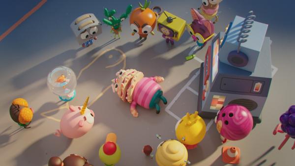 Bild 1 von 2: Othello (Mitte) hat sich ernsthaft verletzt. Frau Digitron (links) sagt den Kindern, sie sollen schnell einen Krankenwagen rufen.© ZDF/2023 DR, Sparre Production, GODO Films - Honorarfreie Verwendung gemäß AGB im engen inhaltlichen redaktionellen Zusammenhang mit genannter Sendung bei Nennung \