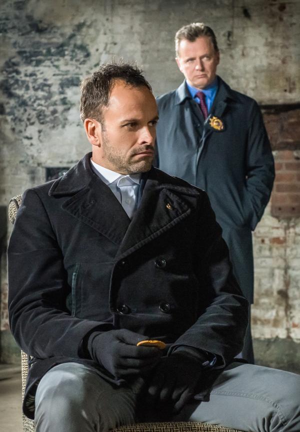 Bild 1 von 23: Holmes (Jonny Lee Miller, l.) und Gregson (Aidan Quinn, r.) sind sich nicht sicher, ob sie Moriarty, die sie im Gefängnis aufsuchen, trauen können ...