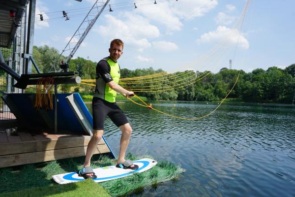 Bild 1 von 5: An das Zugseil, fertig, los! Sportmacher Stefan beim Wakeboarden.