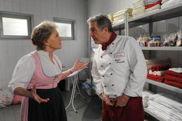 Bild 1 von 10: Hildegard (Antje Hagen, l.); André (Joachim Lätsch, r.)