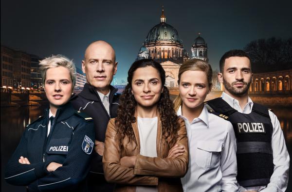 Bild 1 von 2: Das Team der WaPo Berlin (v.l.n.r.): Kriminalkommissaranwärterin Marlene Weber (Oska Melina Borcherding), Kriminalhauptkommissar Wolf Malletzke (Christoph Grunert), Erste Kriminalhauptkommissarin und WaPo-Dienststellenleiterin Jasmin Sayed (Sesede Terziyan), Kriminalhauptkommissarin Paula Sprenger (Sarina Radomski) und Kriminaloberkommissar Fahri Celik (Hassan Akkouch).