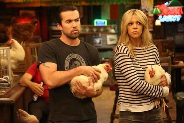 Bild 1 von 8: Mac (Rob McElhenney, l.); Dee Reynolds (Kaitlin Olson, r.)