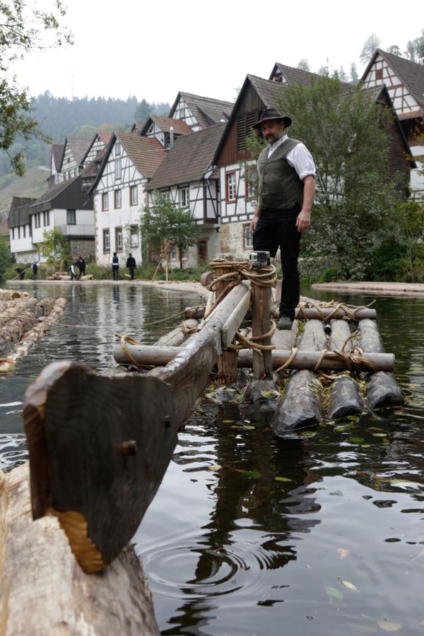 Bild 1 von 6: Die Schiltacher Flößer halten noch heute eine alte Tradition hoch.