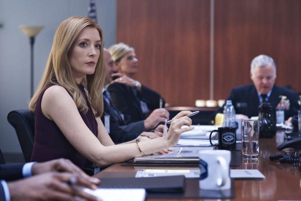 Bild 1 von 28: Grace Barrows (Jennifer Finnigan) ist mehr als geschockt, als sie erfährt, dass ein riesiger Asteroid auf die Erde zurast und bei einer Kollision zu verheerenden Ereignissen führen könnte ...