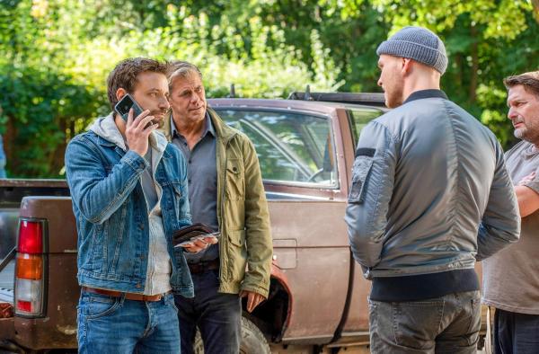 Bild 1 von 9: Im Bild: Gregor (Jonas Minthe, l.) und Finn (Sven Martinek, 2.v.l.) befragen die Mitglieder der Organisation \