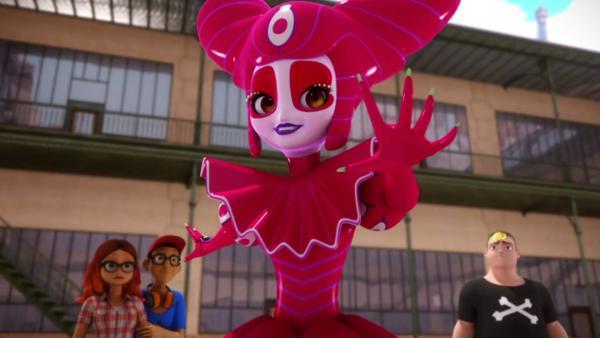 Bild 1 von 1: Es ist wieder Zeit für das alljährliche Klassenfoto und Julekas Pechsträhne setzt sich fort. Weil Chloe unbedingt ihren Platz einnehmen will, sorgt sie dafür, dass Juleka es nicht auf das Bild schafft. Hawk Moth nutzt Julekas Trauer und verwandelt sie Reflekta, eine Verbrecherin, die alle in ein Abbild ihrer selbst verwandeln kann.