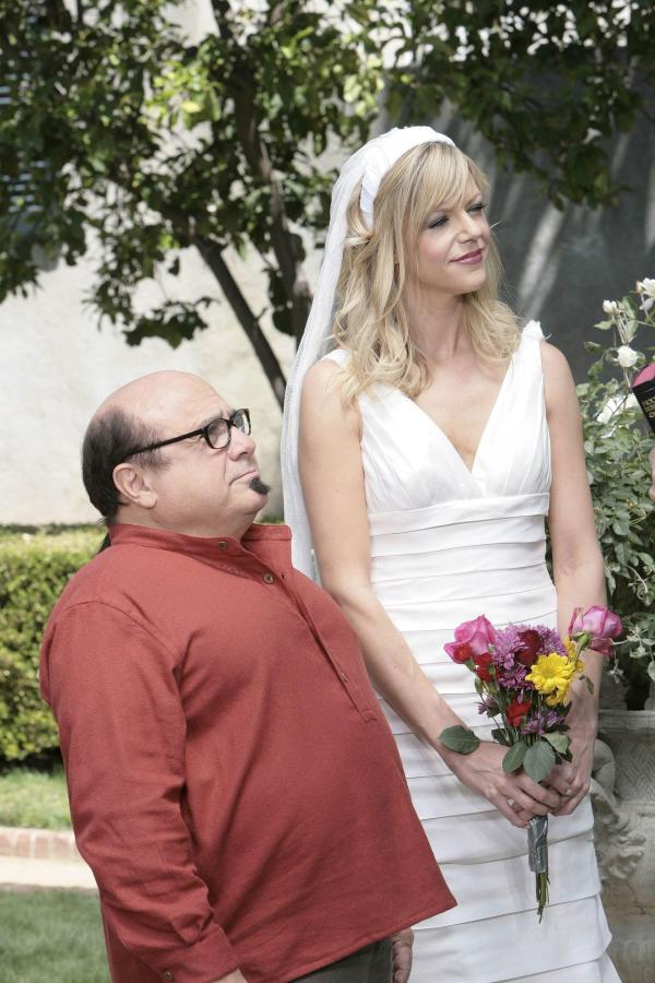 Bild 1 von 69: Frank (Danny Devito, l.) und Sweet Dee (Kaitlin Olson, r.) wollen heiraten, um ans Erbe von Dee`s Mutter zu kommen. Ihr Plan droht zu scheitern ...
