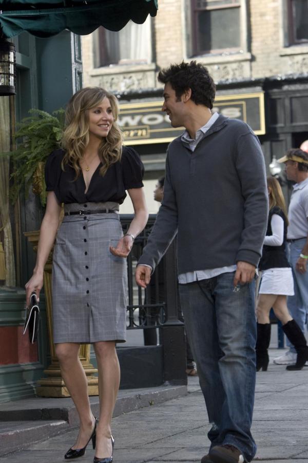 Bild 1 von 28: Ted (Josh Radnor, r.) gibt nicht auf und nutzt die zweiminütige Mittagspause von Stella (Sarah Chalke, l.), um ein klassisches Date inklusive Taxifahrt, Essen gehen, Kinobesuch und Spaziergang mit Händchenhalten zu arrangieren ...