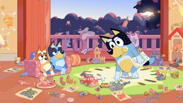 Bild 1 von 3: Bluey und Bingo wollen das Spielzimmer nicht aufräumen, also beauftragen sie Papa Roboter, es für sie zu tun. Doch als Bluey beschließt, dass sie das Spielzimmer nie wieder aufräumen möchte, geht Papa Roboter kaputt...
