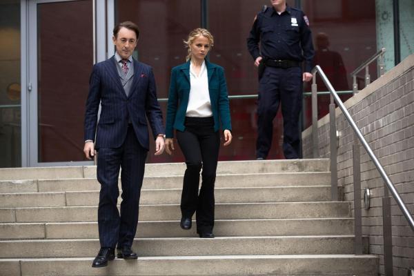 Bild 1 von 20: Der Mord an einem jungen Aussteiger führt Dylan (Alan Cumming, l.) und Lizzie (Bojana Novakovic, r.) zu einer Reihe möglicher Verdächtiger ...