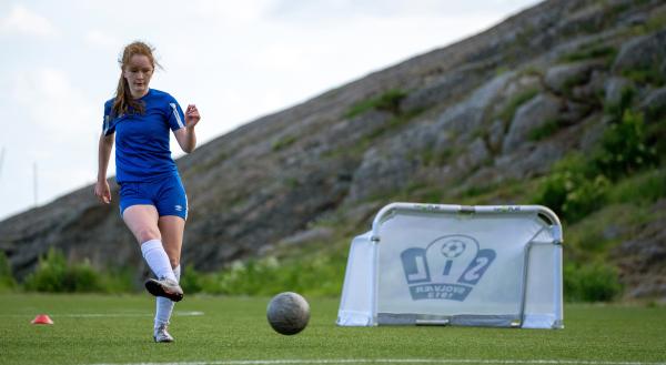 Bild 1 von 4: Jonette Johansen spielt Fußball auf den Lofoten, seit sie fünf Jahre ist. Sie ist Vizekapitänin vom FK Svolvær.