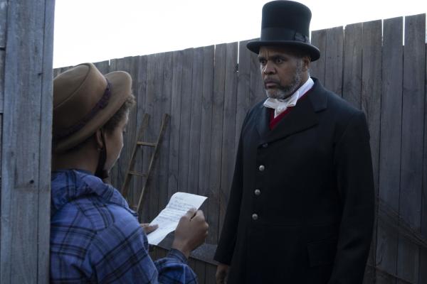 Bild 1 von 9: Zwiebel (Joshua Caleb Johnson, l.); Jim (Victor Williams, r.)