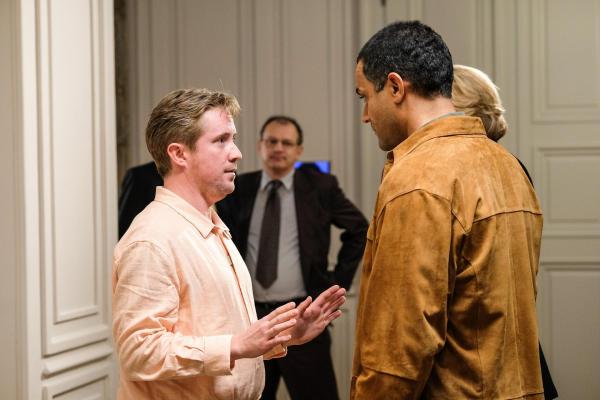 Bild 1 von 9: Im Bild: Die beiden Bodyguards diskutieren das von Dodi inszenierte Ablenkungsmanöver. Im Hintergrund hört Henri Paul, der Sicherheitschef des Hotel Ritz, aufmerksam zu. Er wird von Dodi Al Fayed beauftragt, den eilends besorgten Mercedes auf seiner letzten Fahrt zu steuern.