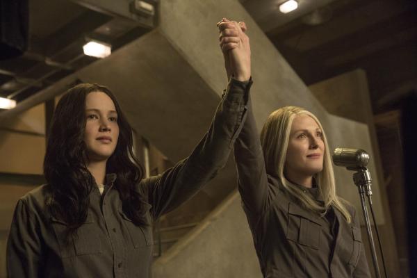 Bild 1 von 26: Katniss (Jennifer Lawrence, l.) kommt der Bitte der mysteriösen Präsidentin Coins (Julianne Moore, r.), sich für den Aufstand der Distrikte stark zu machen, nur äußerst unwillig nach. Aber das tapfere junge Mädchen ahnt schon bald, dass die Widerstandskämpferin nicht nur daran interessiert ist, das Volk in die Freiheit zu führen ...
