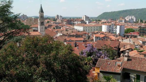 Bild 1 von 4: Nova Gorica und Gorizia: zwei Kleinstädte. Und doch kennen die meisten Menschen sie nur von der Durchreise. Das wird sich heuer ändern, denn die beiden Städte bilden gemeinsam eine der Kulturhauptstädte Europas 2025. Ein Novum - denn schließlich liegt Nova Gorica in Slowenien und Gorizia in Italien. Wer in Nova Gorica/Gorizia aus dem Zug steigt, tritt auf einen Bahnhofsvorplatz - Trg Evrope und Piaza Transalpina genannt, den sich zwei europäische Länder teilen, denn mitten durch den Platz läuft die Staatsgrenze. Auch wenn diese seit dem EU-Beitritt Sloweniens so gut wie jede Bedeutung verloren hat, ist sie nicht nur Thema vieler Produktionen in der Kulturhauptstadt, sondern auch titelgebend: \