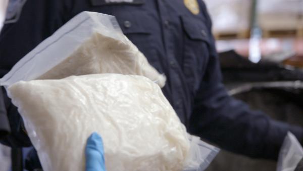 Bild 1 von 6: Packages of methamphetamine were extracted from a shipped machine by CBP officers in Los Angeles. (National Geographic)