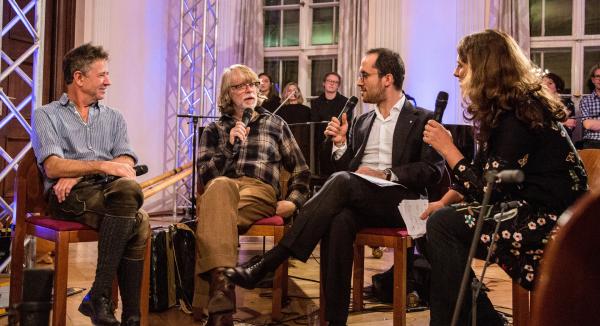 Bild 1 von 1: Helge Schneider und Igor Levit, zwei einzigartige und grundverschiedene Musiker, treffen sich zum allerersten Mal, um gemeinsam Musik zu machen. Am Ende von nur einem Probetag geben sie ein exklusives Konzert. Gastgeber des neuen Z?am-rocken-Konzepts ist Bayerns bekannteste Musikfamilie: die Wells (Ex-Biermösl Blosn).