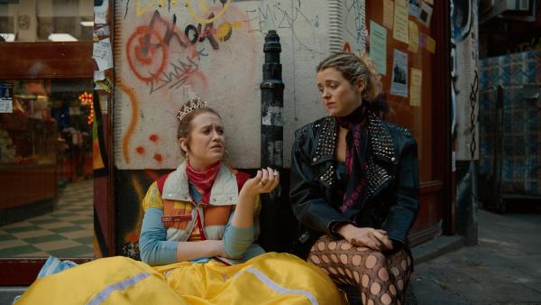 Bild 1 von 5: Jen (Máiréad Tyers, l.) und Carrie (Sofia Oxenham, r.) führen ein ehrliches Krisengespräch - und überlegen gemeinsam, wie sie mit der Situation umgehen sollen.