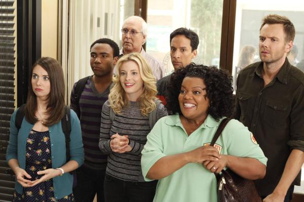 Bild 1 von 20: Als eine Bande arroganter Deutscher den Lernraum von Annie (Alison Brie, l.), Troy (Donald Glover , 2.v.l.), Britta (Gillian , 3.v.l.), Shirley (Yvette Nicole Brown, 2.v.r.), Jeff Winger (Joel McHale, r.), Pierce (Chevy Chase, l. hinten) und Abed (Danny Pudi, r. hinten) besetzen, muss ein Schlachtplan her, und zwar schnell ...