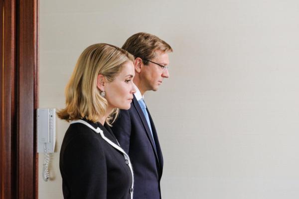 Bild 1 von 15: Es ist der 17. Februar 2012: An der Seite seiner Ehefrau Bettina (Anja Kling, l.) erklärt Bundespräsident Christian Wulff (Kai Wiesinger, r.) im Schloss Bellevue seinen Rücktritt. Hinter dem Ehepaar liegen 68 Tage des Ringens um das Amt als Staatsoberhaupt der Bundesrepublik Deutschland ...