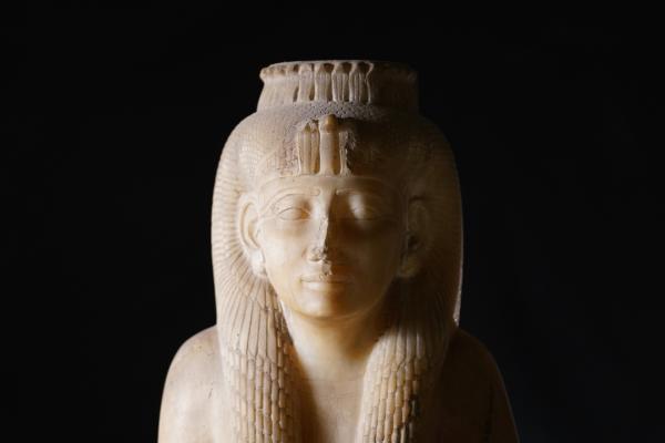 Bild 1 von 14: Amenirdis I. war die erste kuschitische Gottesgemahlin des Amun. Mit ihrer Hilfe gelang der reibungslose Übergang zwischen der 24. und der 25. Dynastie. In Ägypten stellten sich die Kuschiten traditionell in ägyptischer Ikonographie dar.