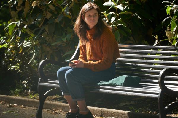 Bild 1 von 3: Frances (Alison Oliver) wird alles zu viel. Familie, Freunde, Geld, Beziehung alles scheint vor ihren Augen in die Brüche zu gehen. Frances muss etwas dagegen tun - und zwar schnell.