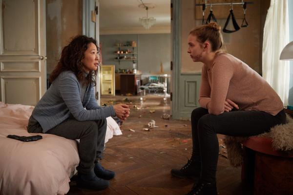 Bild 1 von 5: Nach Villanelles (Jodie Comer, r.) gefährlichem Besuch in London, dreht Eve (Sandra Oh, l.) den Spieß um. In Villanelles Wohnung konfrontiert sie die Auftragskillerin von Angesicht zu Angesicht.