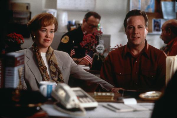 Bild 1 von 10: Die besorgten Eltern Kate (Catherine O'Hara, l.) und Pete (John Heard, r.) unternehmen im fernen Miami alles, um ihren Sohn zu finden ...