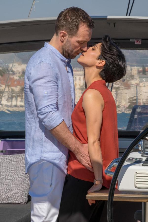Bild 1 von 3: Im Bild: Aleksandar Jovanovic (Lado), Neda Rahmanian (Branka Maric).
