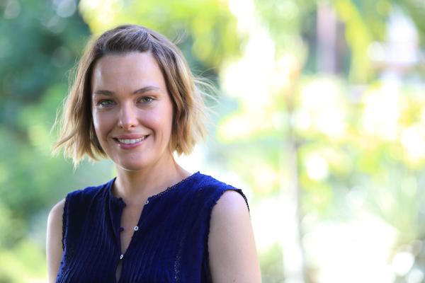 Bild 1 von 5: Martha (Sally Bretton) genießt die Urlaubsromanze mit Humphrey, doch bald muss sie wieder zurück nach England. Ihr romantischer Urlaub wird jedoch von einem Mord in ihrem Hotel unterbrochen.