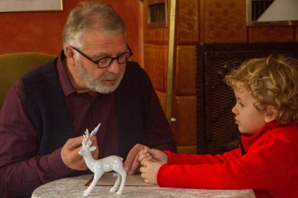 Bild 1 von 4: Opa Karl (Peter Rauch) hilft Felix (Piet Eckert) den weißen Hirsch zu kleben.