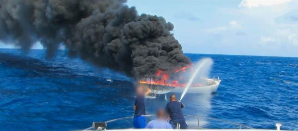 Bild 1 von 6: Juli 2018 in der Karibik: Ein Renn-Segelboot steht auf hoher See in Flammen.