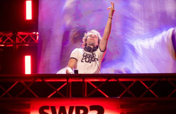 Bild 1 von 1: Felix Jaehn legte bei der Cupra DJ Night im Kurhaus Baden-Baden auf. Felix Jaehn gehört zu den erfolgreichsten und gefragtesten DJs weltweit.