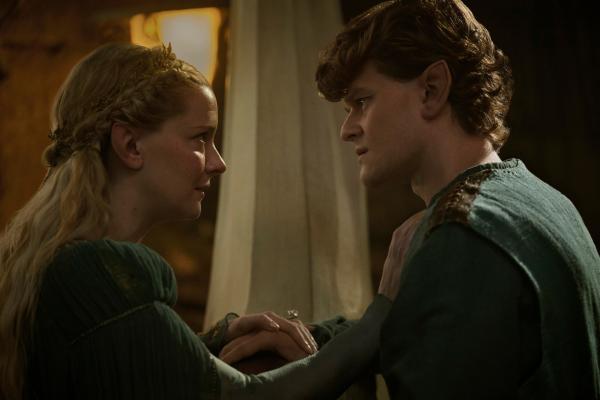 Bild 1 von 3: Galadriel (Morfydd Clark, l.) bittet Elrond (Robert Aramayo, r.) darum, sie nach Eregion zu begleiten.