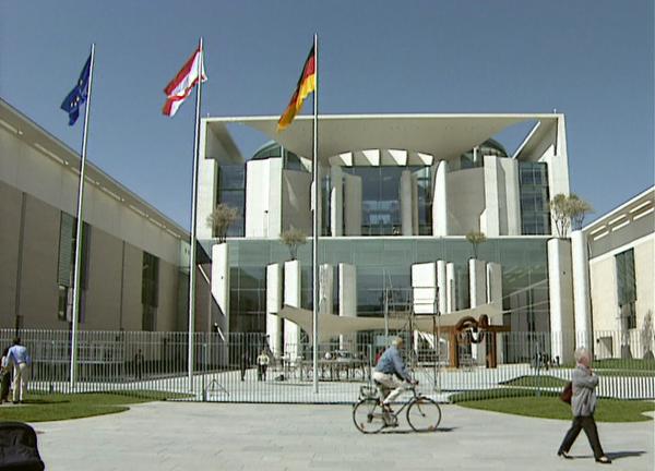 Bild 1 von 6: Das Jahr 2001 - die Terroranschläge des 11. September bringen auch das Berliner Leben zum Stillstand, Klaus Wowereit wird Regierender Bürgermeister und mit der Einweihung des neuen Bundeskanzleramts wird der Regierungsumzug nach Berlin abgeschlossen. Eine Berlin-Chronik der Superlative: Fünf Jahrzehnte von 1961, dem Jahr des Mauerbaus, bis 2009 als Berlin eine Weltstadt im 21. Jahrhundert ist. - Das neue Kanzleramt - ein 465 Millionen Mark teurer Neubau - wird eröffnet.