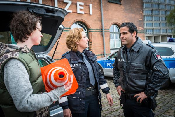 Bild 1 von 9: Claudia (Janette Rauch) und Tarik (Serhat Cokgezen, r.) wurden von Haller dazu verdonnert, auf Dustin (Jeremias Meyer, l.) aufzupassen und ihn am Nachmittag zu seinem Gerichtstermin zu begleiten.