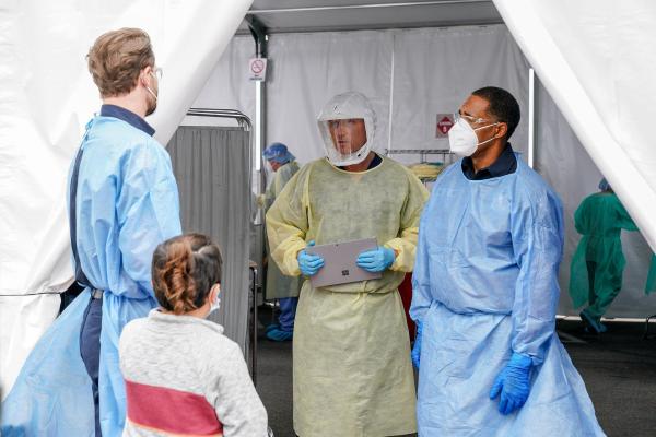 Bild 1 von 61: Im Bild (v.li.): Grey Damon (Jack Gibson), Ansel Sluyter-Obidos (Marcus), Kevin McKidd (Dr. Owen Hunt), Jason George (Dr. Ben Warren).