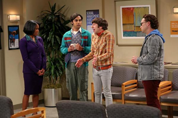 Bild 1 von 16: Als Sheldon an der Universität der sexuellen Belästigung beschuldigt wird, kann er das nicht einsehen und zieht Leonard (Johnny Galecki, r.), Raj (Kunal Nayyar, 2.v.l.) und Howard (Simon Helberg, 2.v.r.) mit in die Sache hinein. Die drei müssen bei Mrs. Davis (Regina King, l.) von der Personalabteilung vorsprechen ...