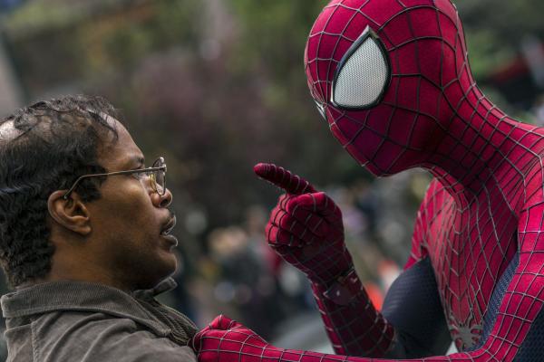 Bild 1 von 9: Electro / Max Dillon (Jamie Foxx, l.); Peter Parker / Spiderman (Andrew Garfield, r.)