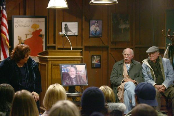 Bild 1 von 11: Da Taylor (Michael Winters, M.) nicht selbst anwesend sein kann, leitet er die Stars Hollow Stadtversammlung via Bildschirm ...