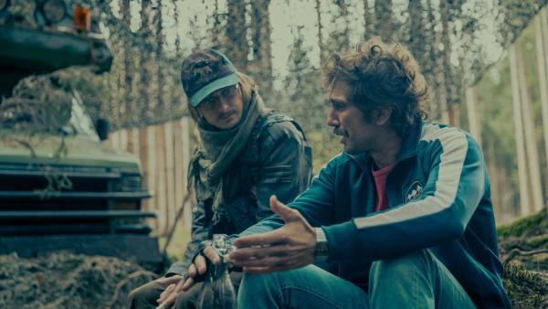 Bild 1 von 1: Emotionales Wiedersehen: Cedric Schild als Smetterling, David Constantin als Bax.