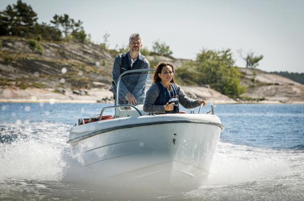 Bild 1 von 5: Nora (Alexandra Rapaport) und Alexander (Nicolai Cleve Broch) halten Ausschau nach einer verschwundenen Jacht.