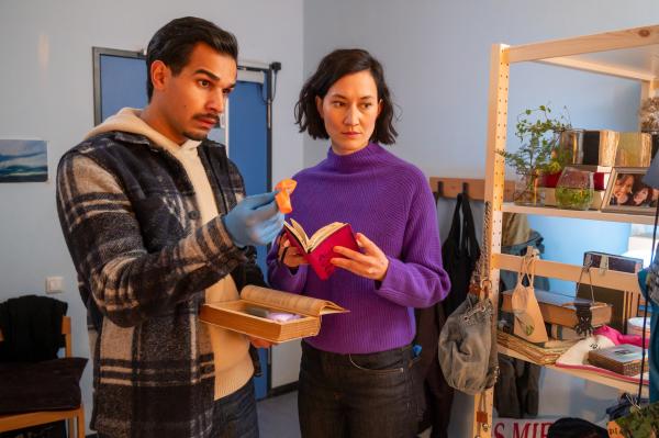 Bild 1 von 10: Nachdem bekannt wird, dass Nelly selbst Gedichte zu schreiben begann, untersuchen die Ermittler Pauline Hobrecht (Agnes Decker) und Samir Amari (Skandar Amini) erneut ihr Zimmer. Dabei stoßen sie auf ein Geheimversteck mit Luftballons. Haben die Jugendlichen wieder Lachgas konsumiert?