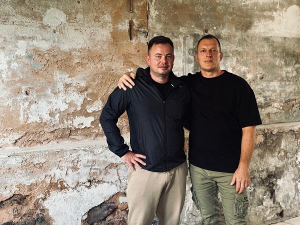 Bild 1 von 10: Der russischstämmige Boxer Vitali Litz (l.) und der ukrainische Kriegsflüchtling Sergej Mermis (r.) trainieren gemeinsam junge Boxer aus vielen Ländern.